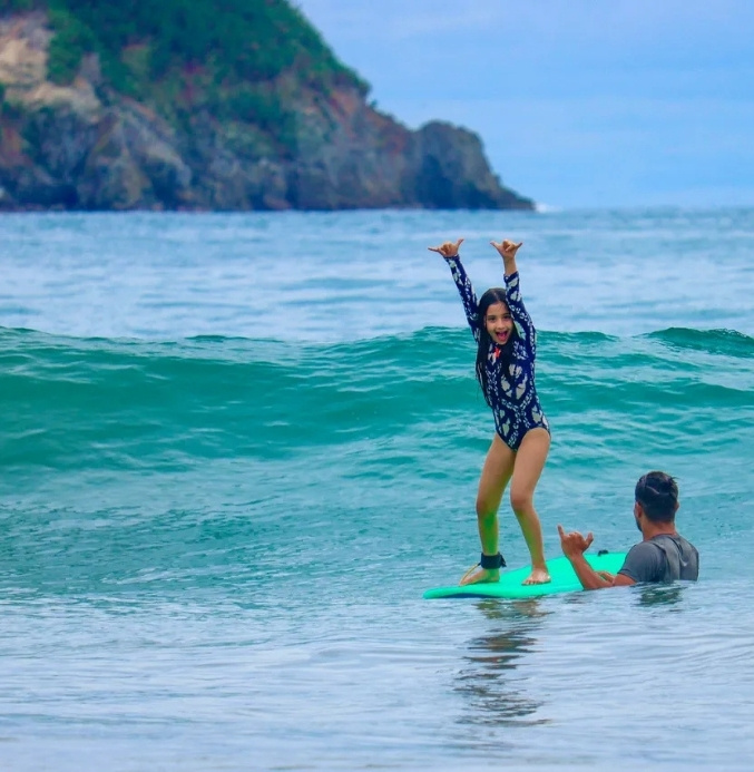SURF LESSONS IN MANUEL ANTONIO AND QUEPOS